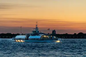 Bateaux New York Sightseeing Dinner Cruise